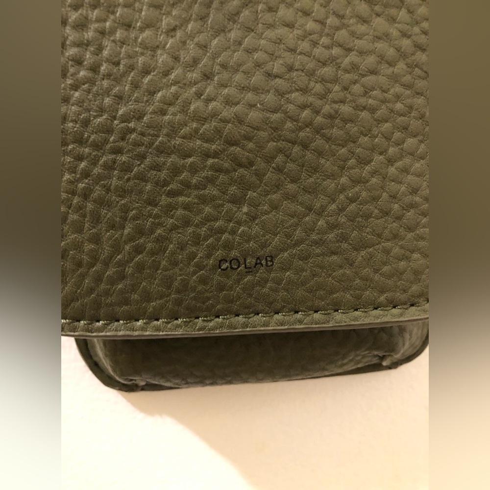 Colab Faye - Tech Crossbody - Picture 4 of 6